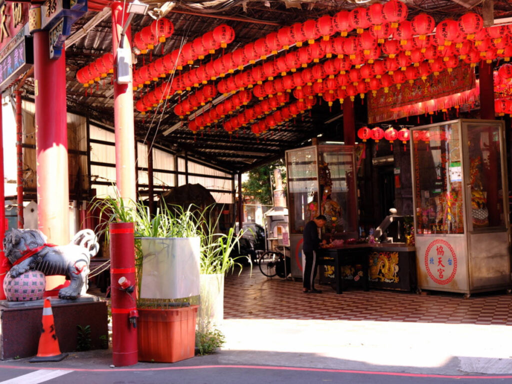 View on a temple called 台北協天宮