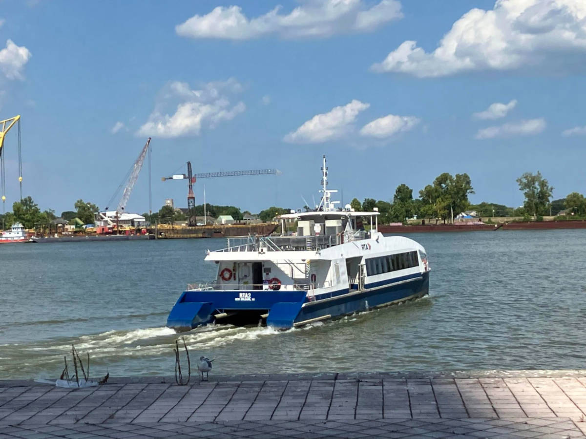 View of the Algiers Ferry leaving the pier