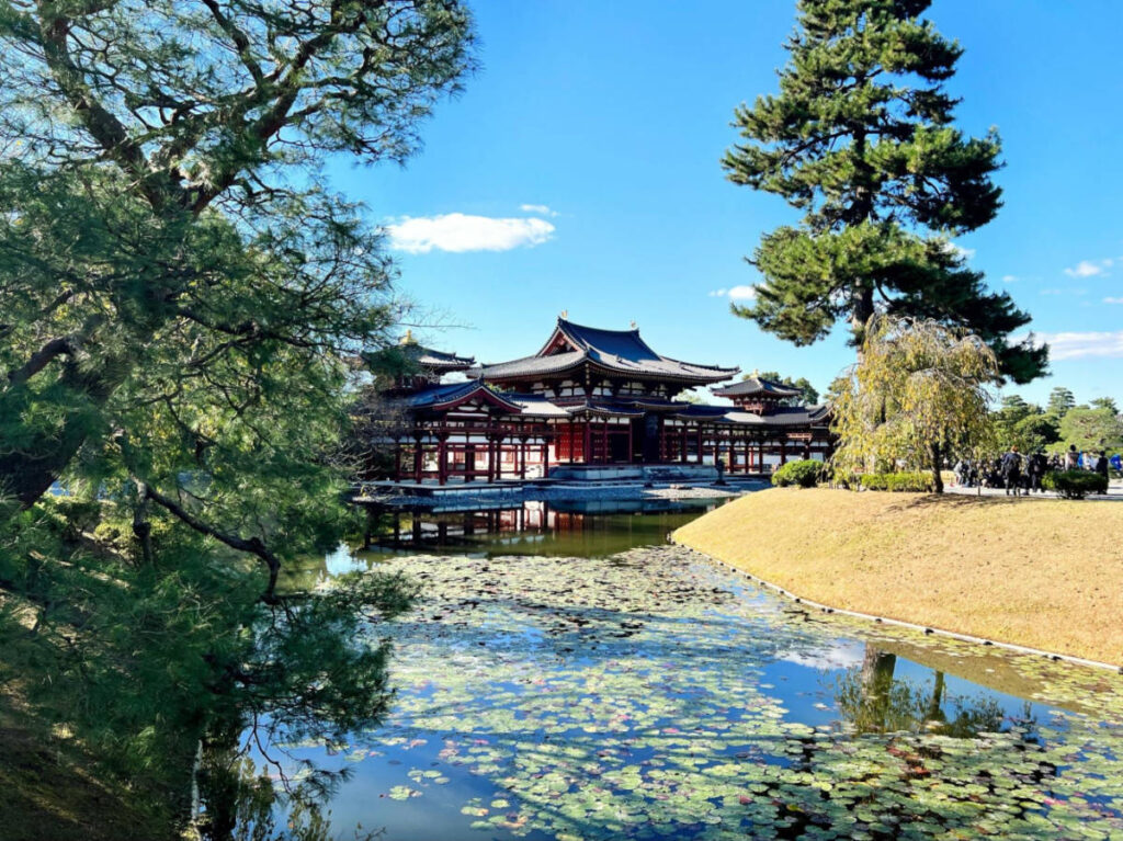 The Byodo-in Phoenix Hall on the lake surrounded by greenery