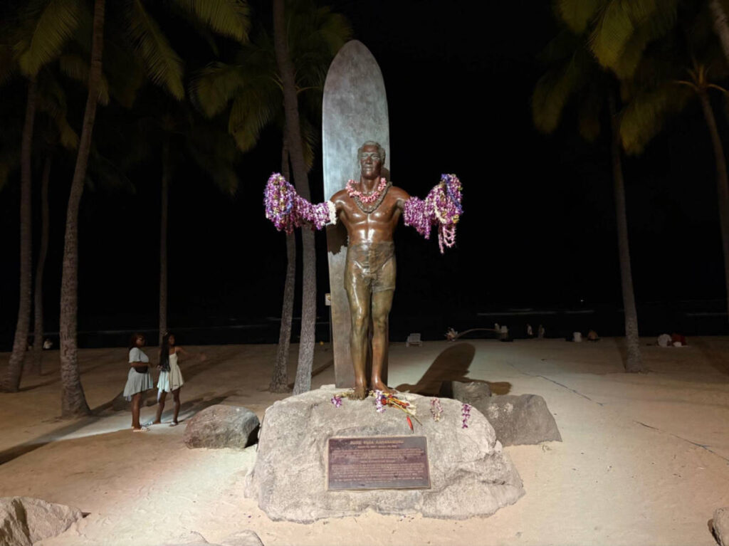 View of The Duke Statue at the beach in Waikiki