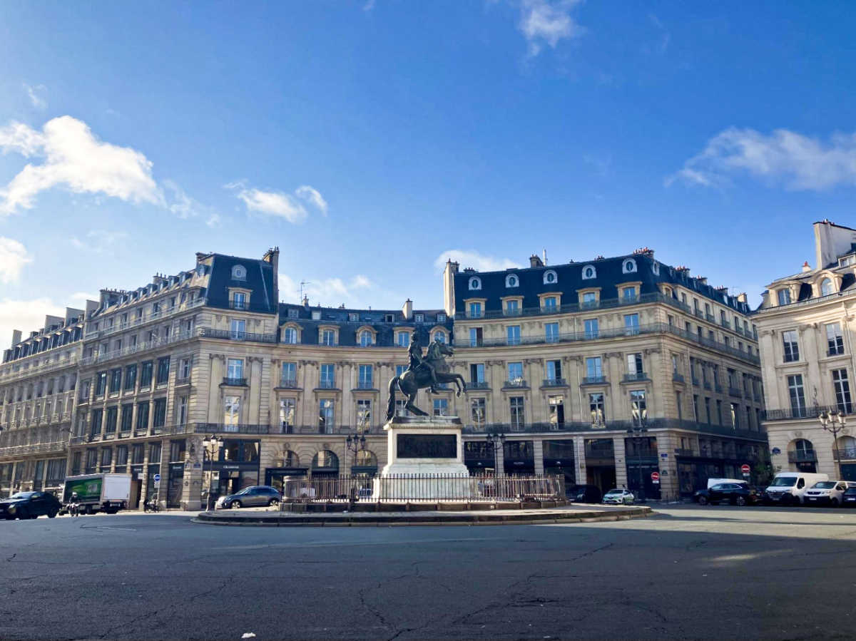 The statue in front of the grand Place des Victoires 