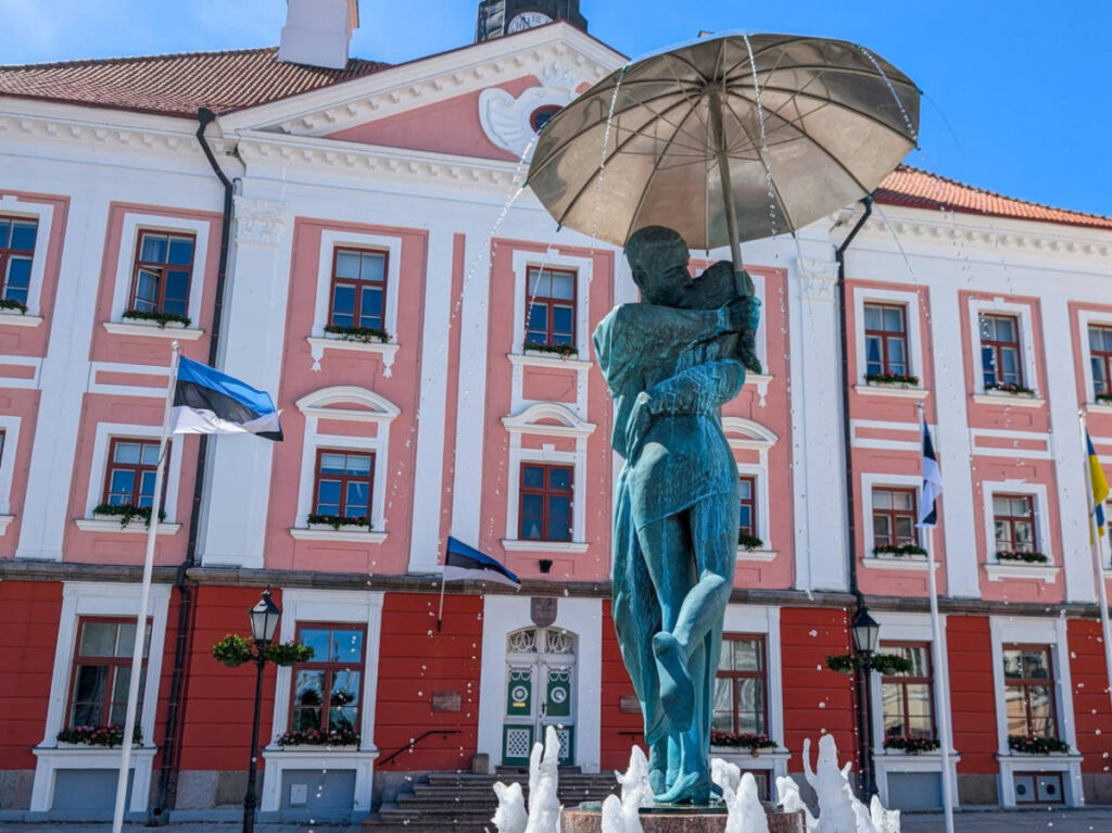 Closeup look of the Kissing Students statue in front of the Tartu Town Hall