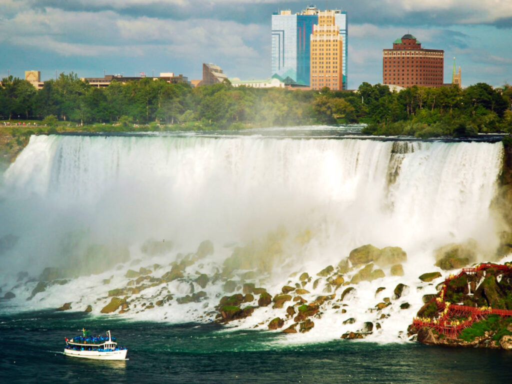 Overlooking view of the Maid of the Mist cruise at the bottom of Niagara Falls