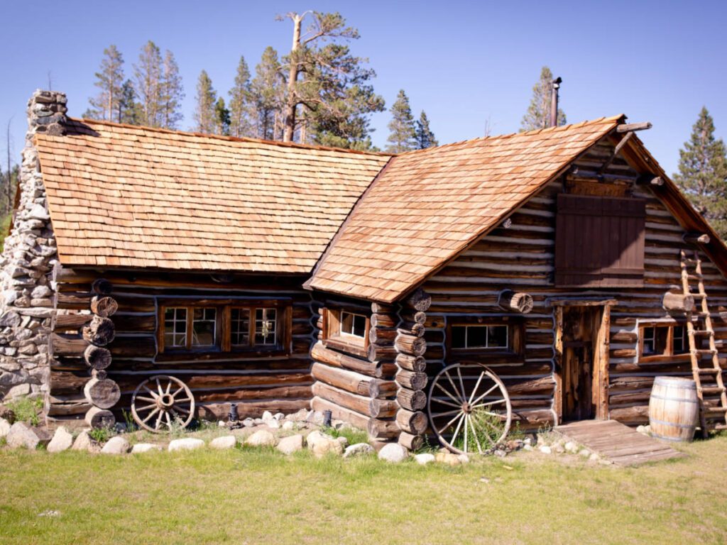 A log cabin exterior of the Mammoth Museum in the middle of the woods
