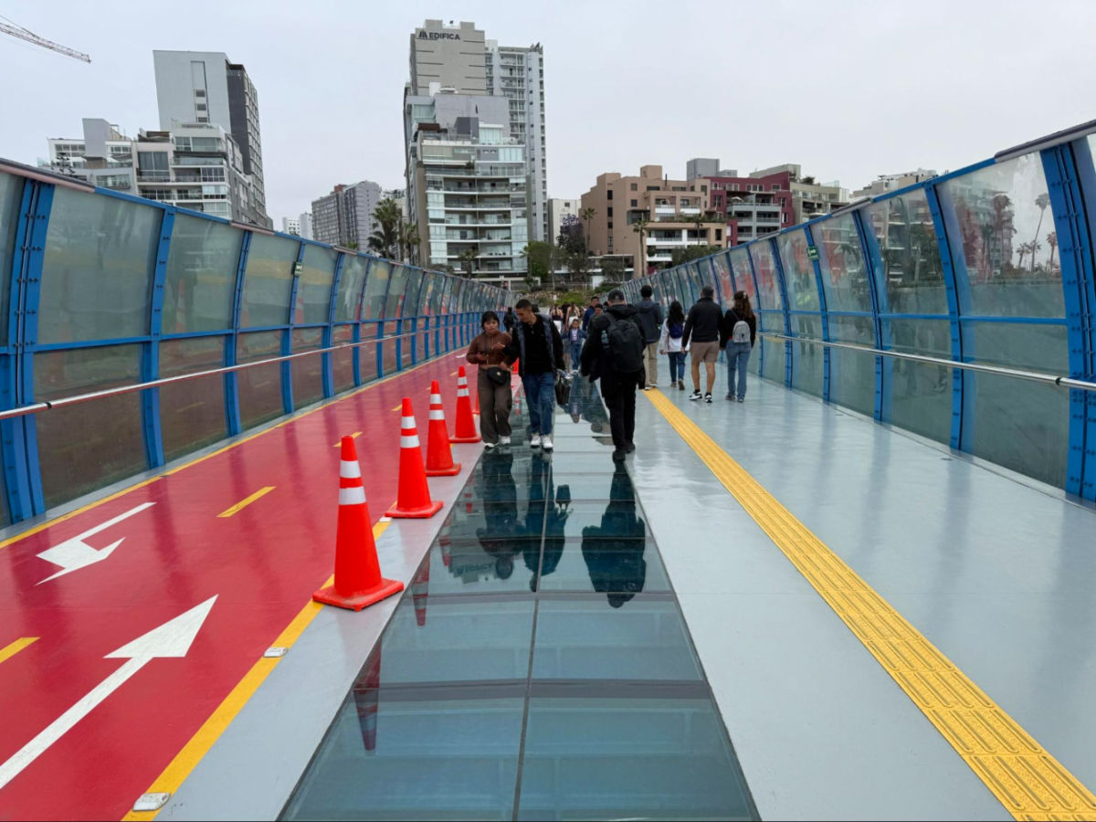 People walking on The Peace Bridge in Lima