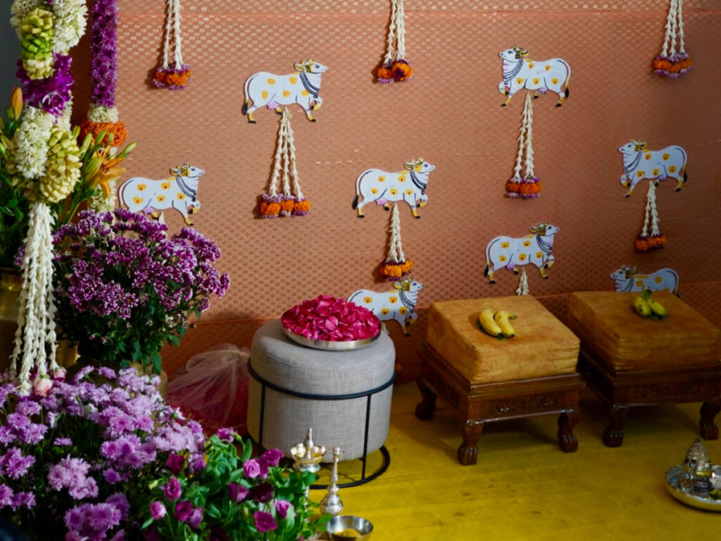 View of a bright ceremony set-up built in the groom’s family home