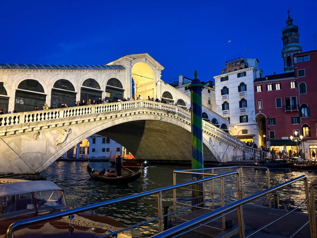 Perspective view of the Rialto Bridge at night