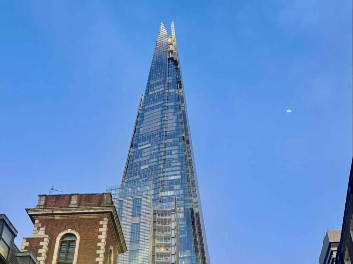 Perspective view of the building of The Shard illuminated at night