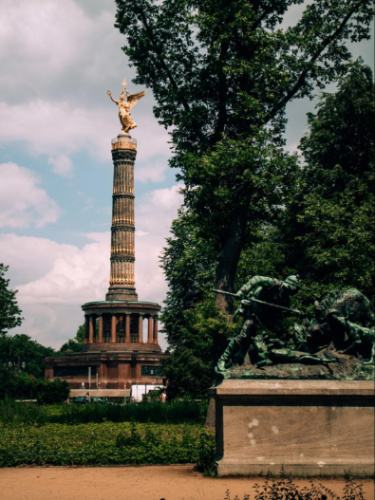 View of the Victory Column from the park