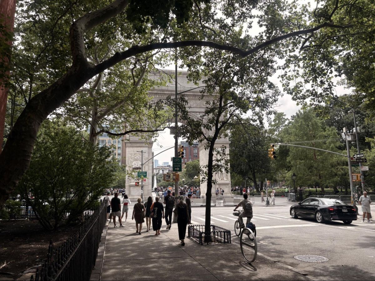 People heading to The Washington Square Arch