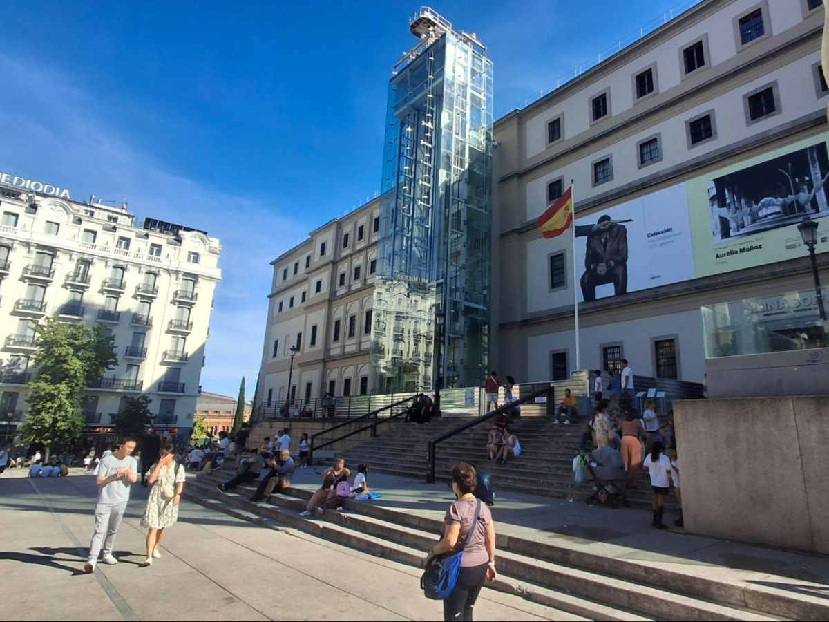 People resting on the stairs at The plaza at the Reina Sofía
