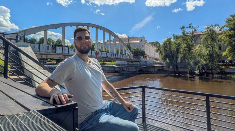 The author Thom Brown, sitting on a bench near the Emajõgi river