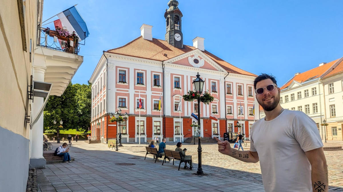 The author Thom Brown, smiling for a photo at the Town Hall Square in Tartu