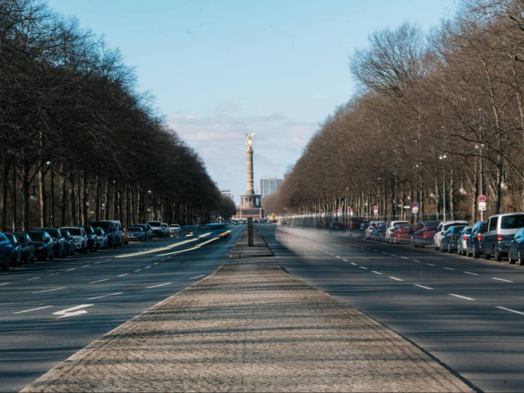 View of the Siegessäule along the Straße