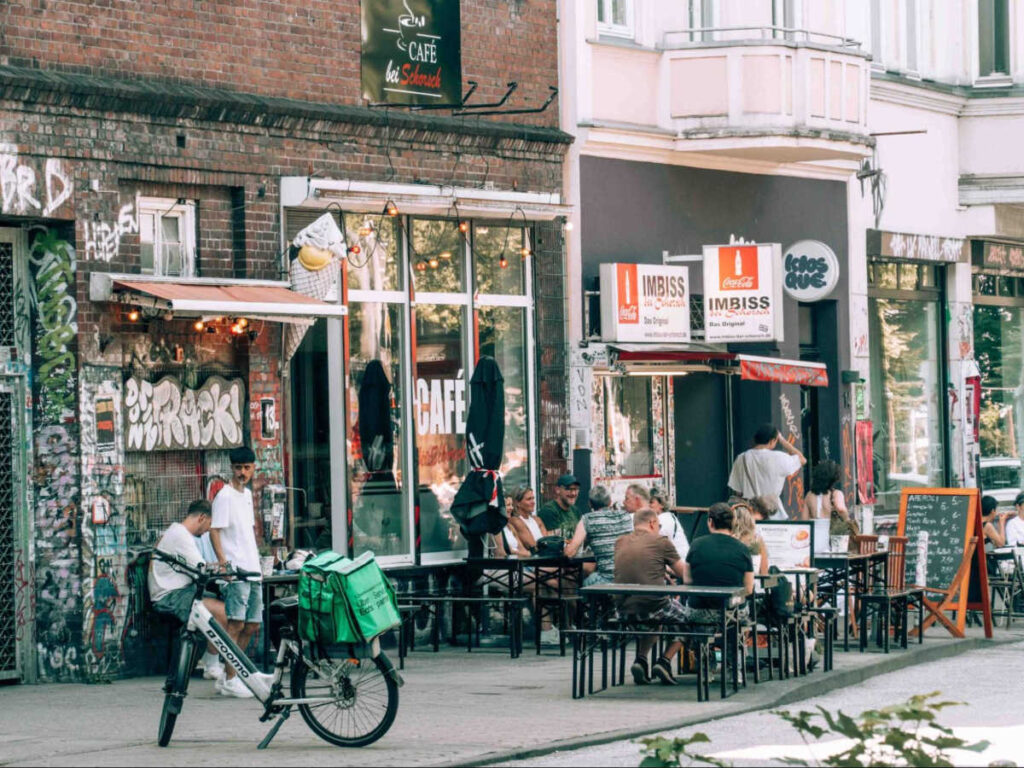 People drinking at the tiny bars terrace of the Schanzeviertel