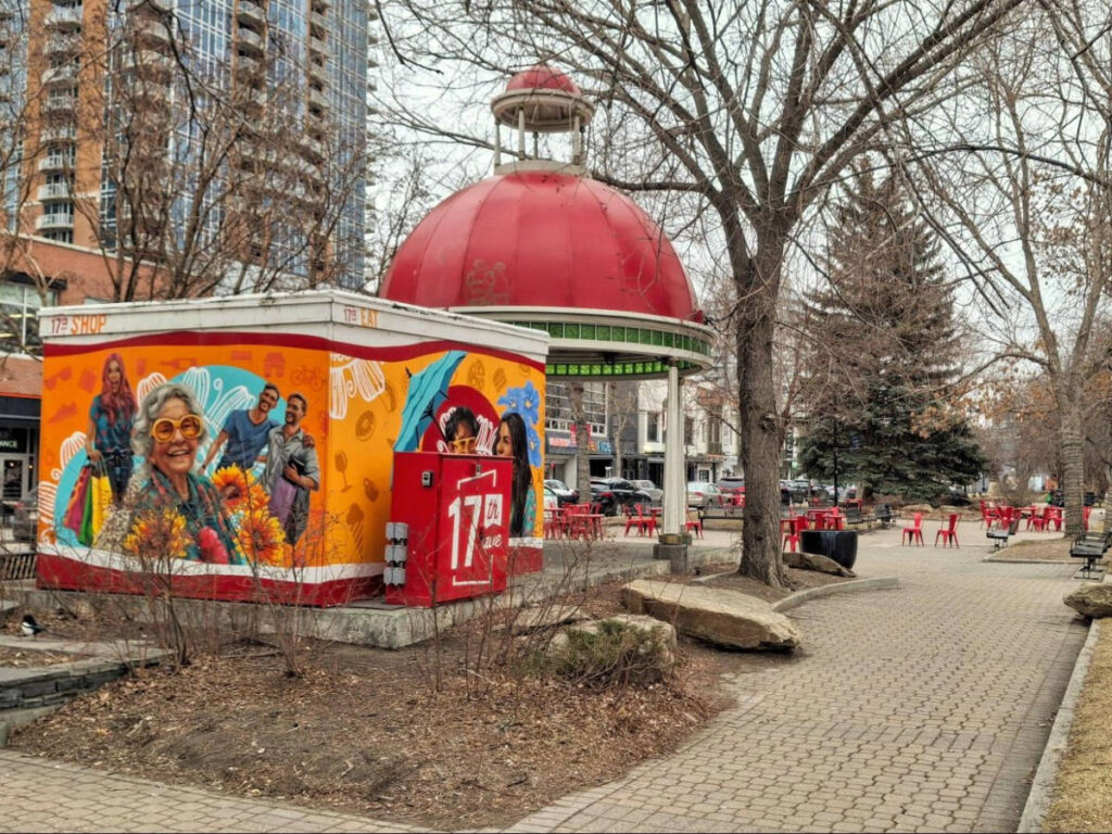 The colorful shop and the quiet surrounding of the Tomkins Park