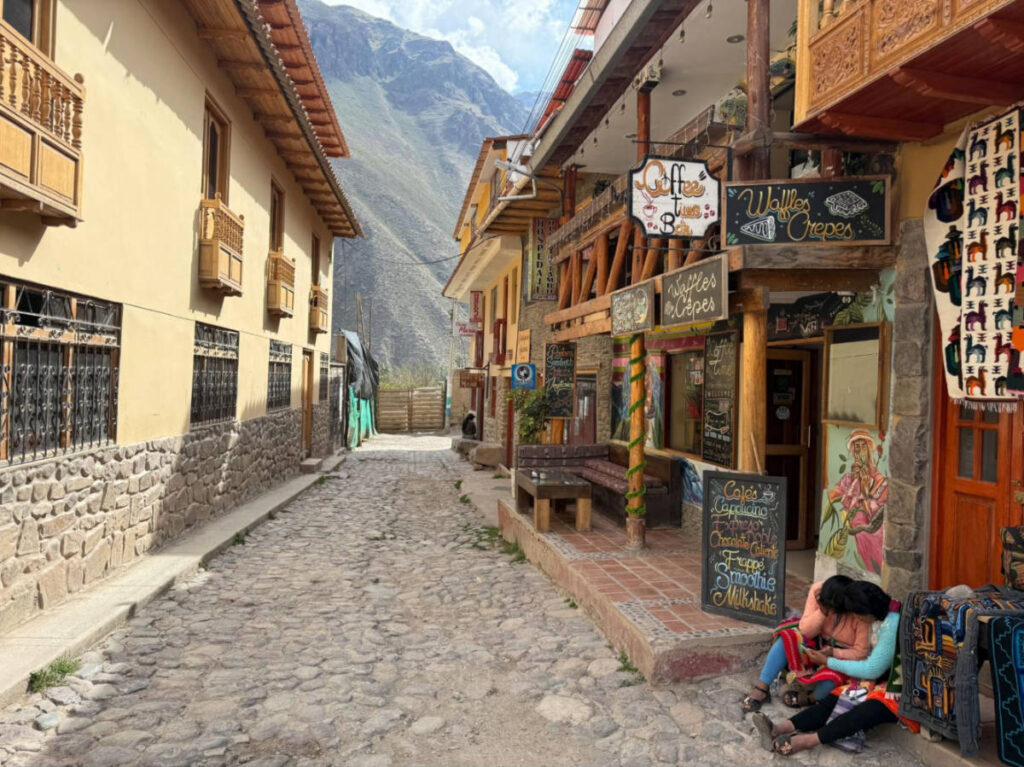 The cobblestone street in the middle of the shops in Ollantaytambo