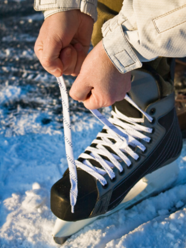 View of the hands tying the laces of the skate shoes