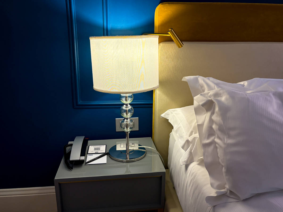 The USB plugs by the bed, lamps & reading lights on the bedside table
