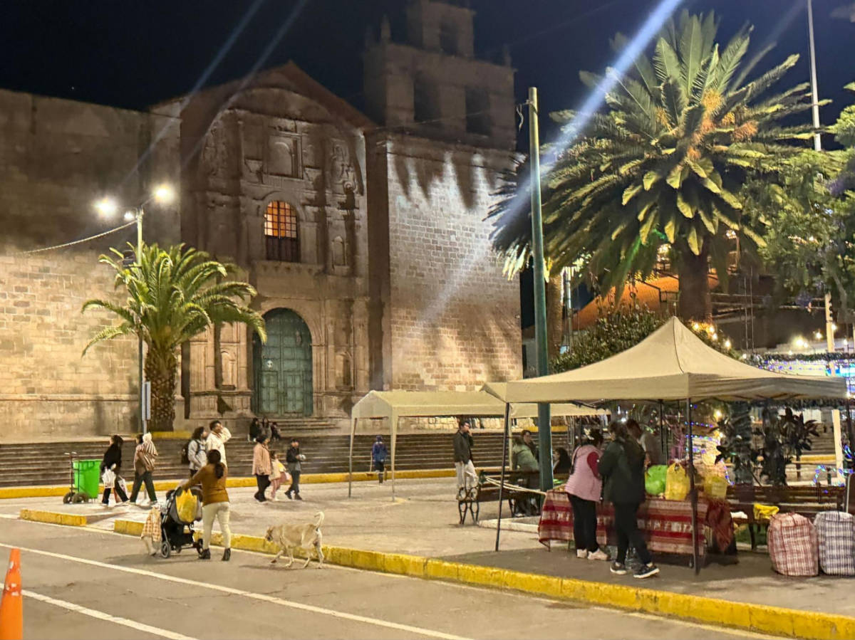 View of the Urubamba’s town square at night