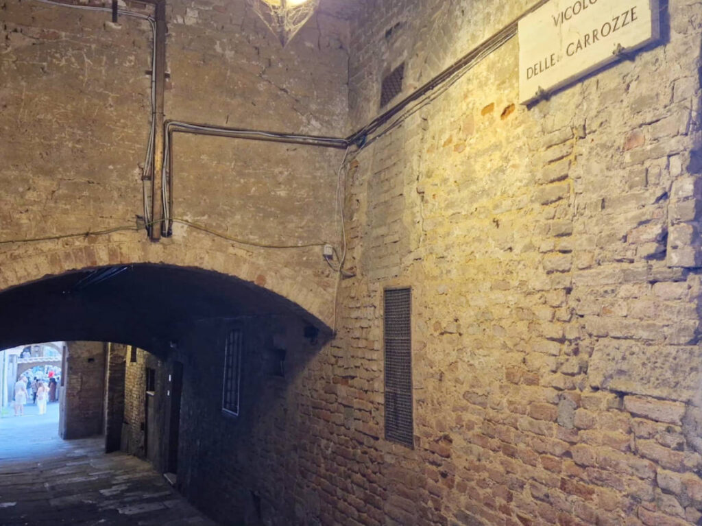 View of the dim-lit alleyway in Vicolo delle Carrozze