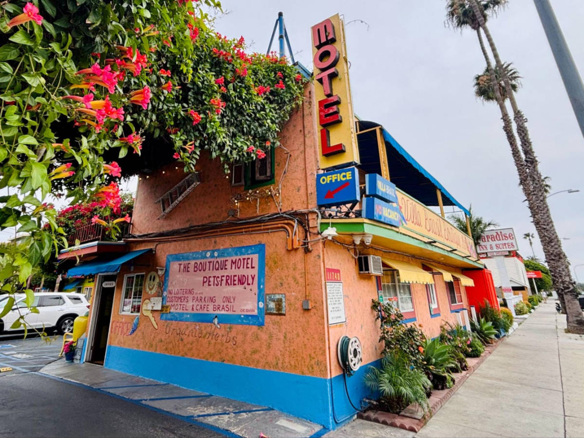 A colorful exterior of the Villa Brasil Motel