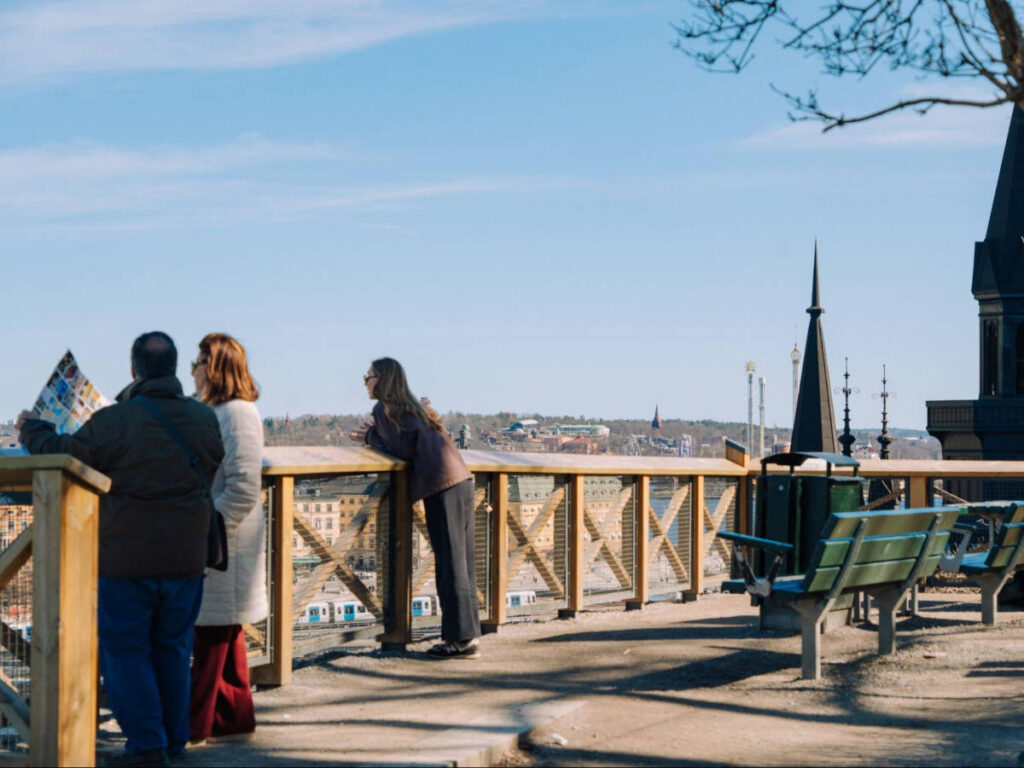 The tourists enjoying the overlooking view at the Mariaberget and Monteliusvägen