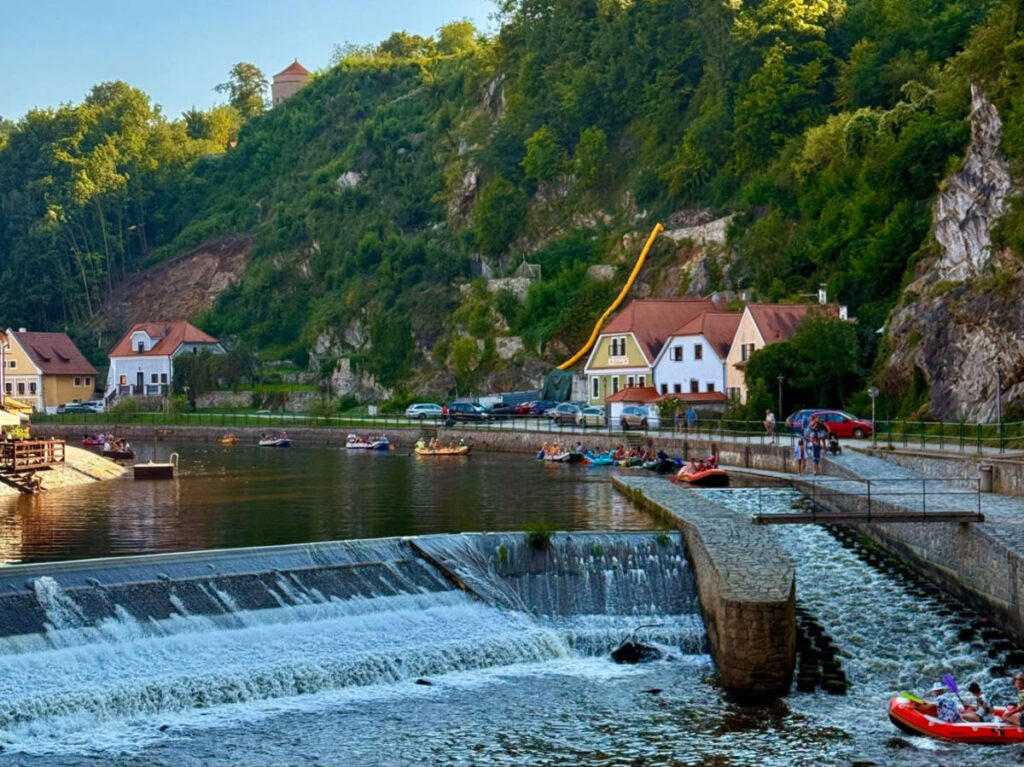 View of the river rafts on Vltava from Plešivec’s City Park