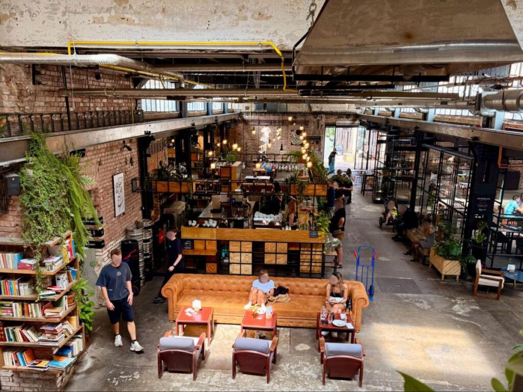 People dining at Vnitroblock