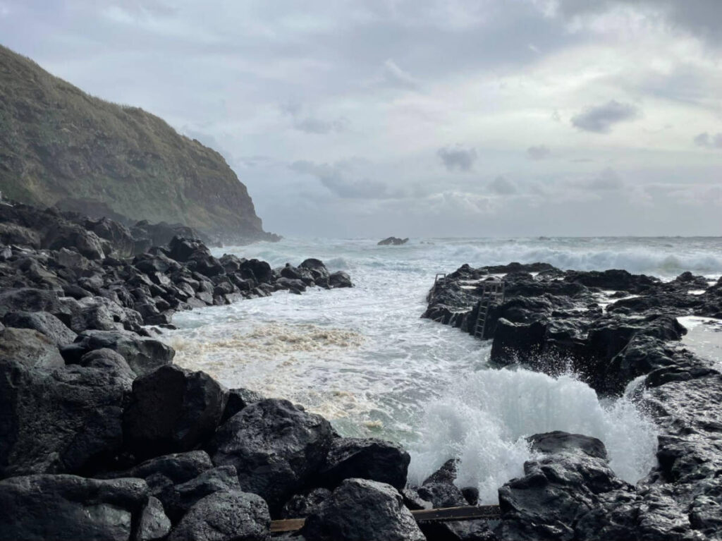 The huge waves on the volcanic pool during high tide
