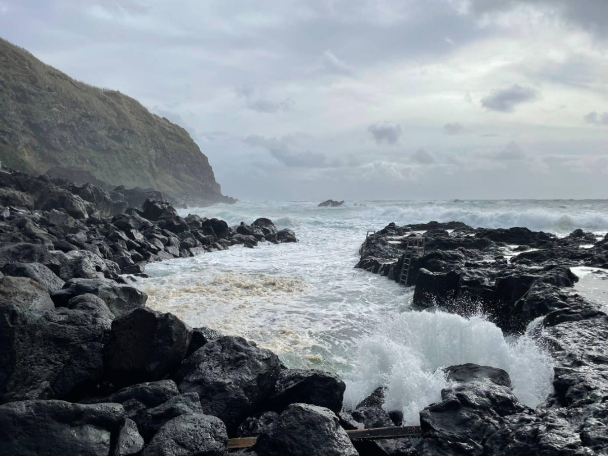 The huge waves on the volcanic pool during high tide