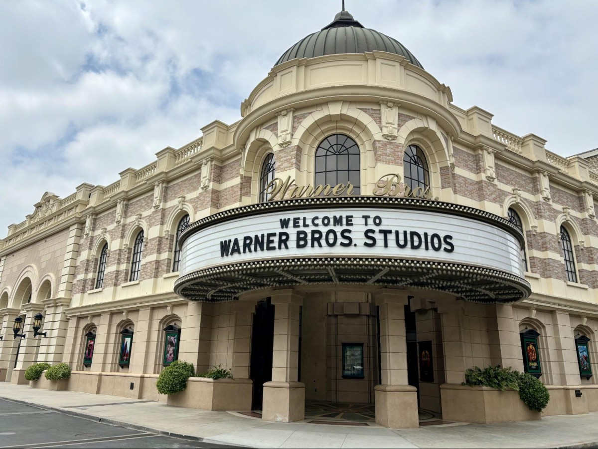 The Welcome to Warner Bros Studios sign