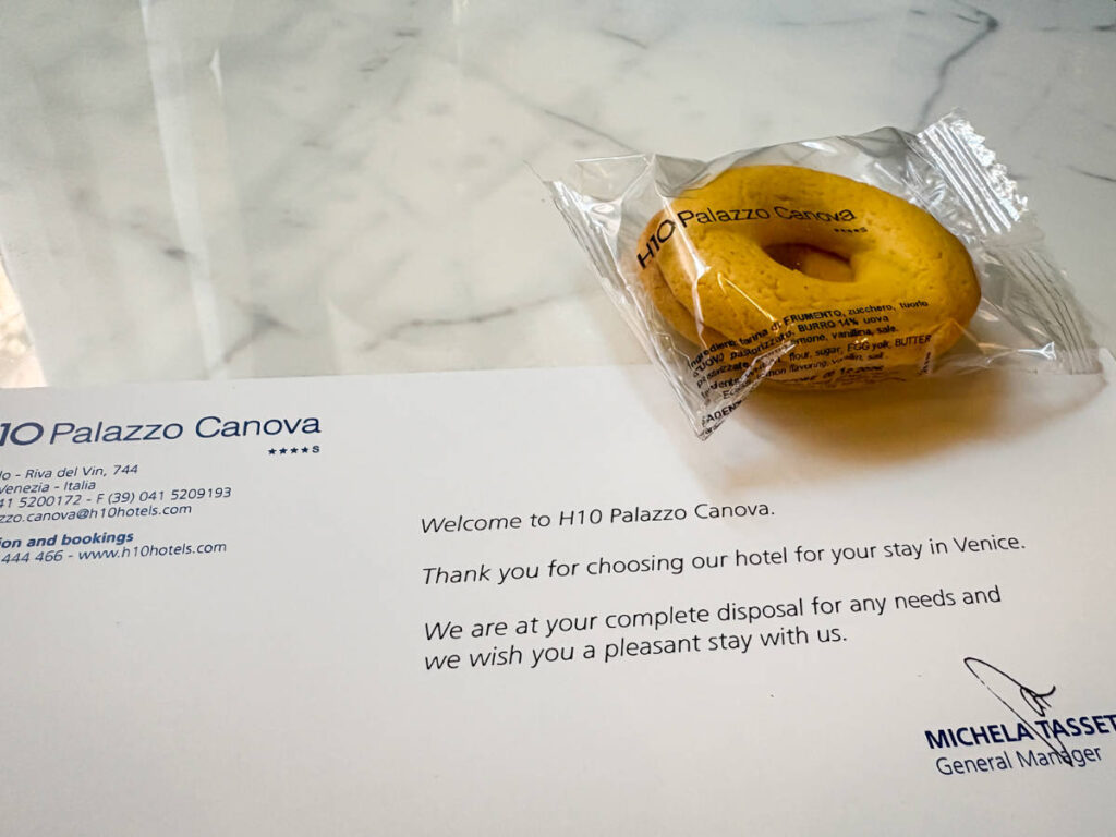 The complimentary cookies from H10 Palazzo Canova