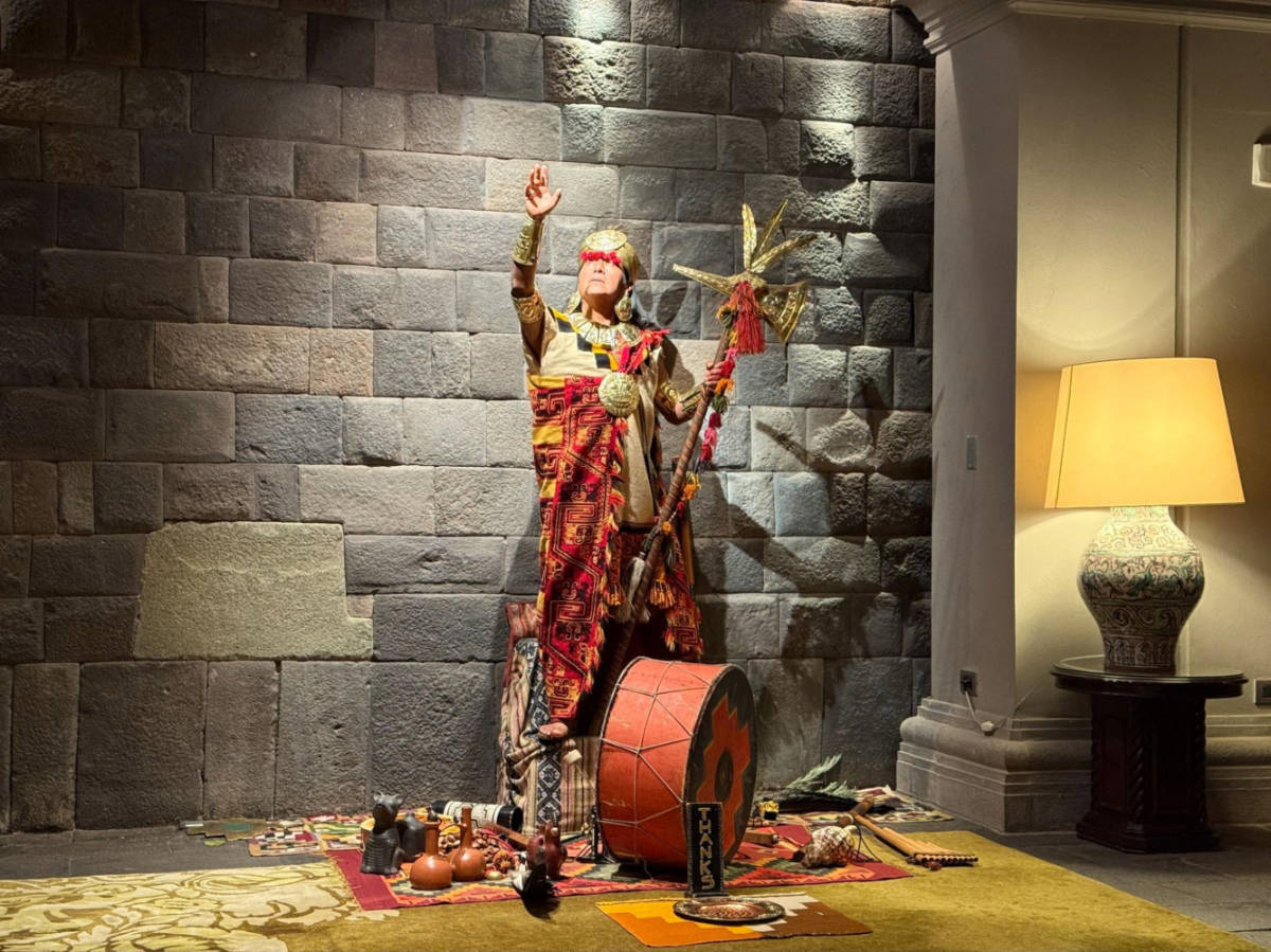 A mini performance in Palacio del Inka