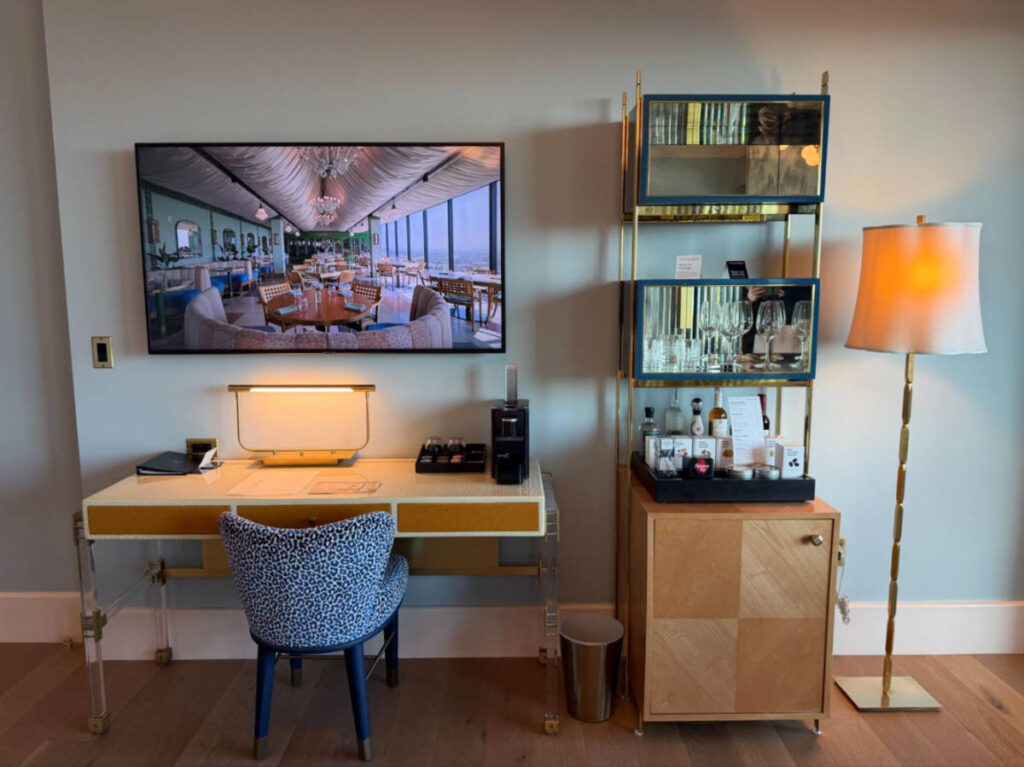 The work desk and mini bar of the Deluxe Skyline King Room in Sun Rose