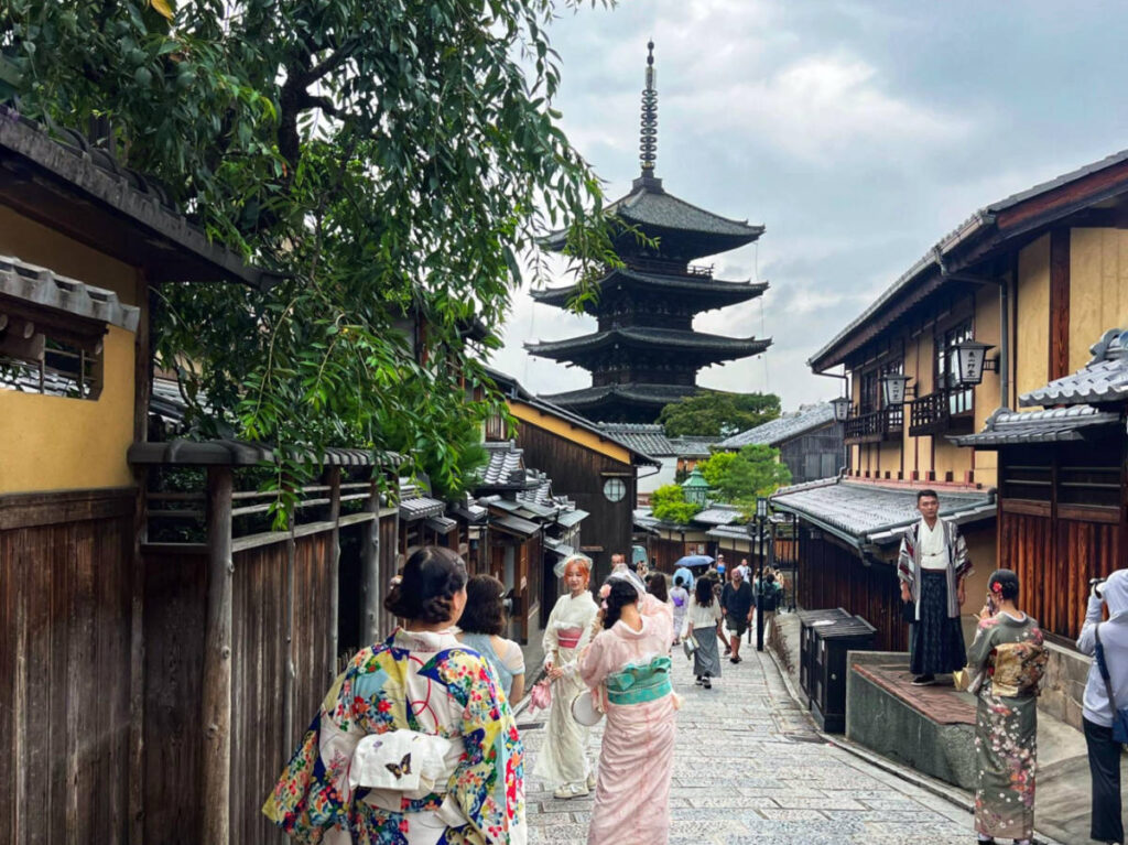 People wearing kimono and yukata with the view of the Yasaka Pagoda