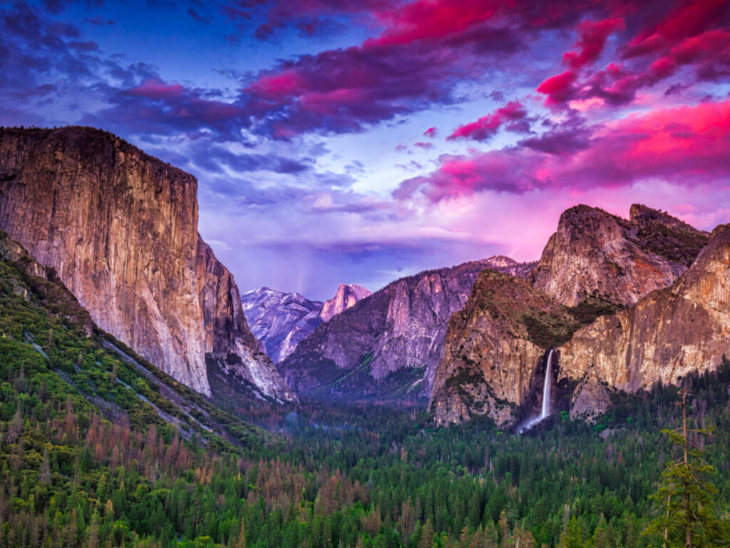 Picturesque sunset view over the Yosemite National Park